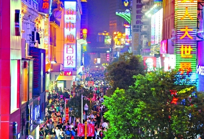 2010年9月30日晚,江汉路步行街上熙熙攘攘