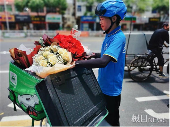 快递员正在装送客户订的鲜花.