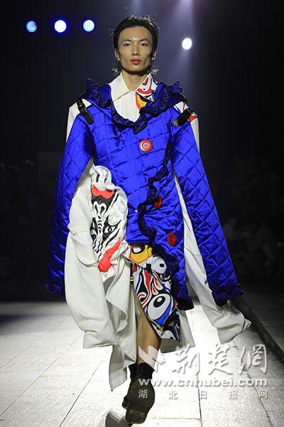 武汉一高校举办服装与服饰设计毕业展演 展现荆楚非遗文化魅力
