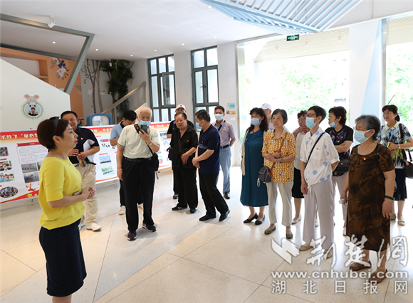 老党员参观新学校.png.png