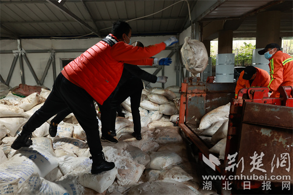 各个单位到机扫队仓库领取融雪剂 (摄影 臧诗琴).jpg
