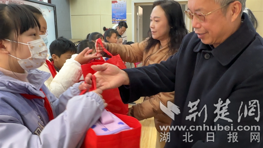 02 2月6日，解放桥八铺街小学，发放学习包.png.png