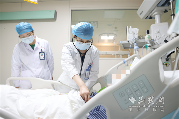 主任医师陈娟检查患者恢复情况.jpg