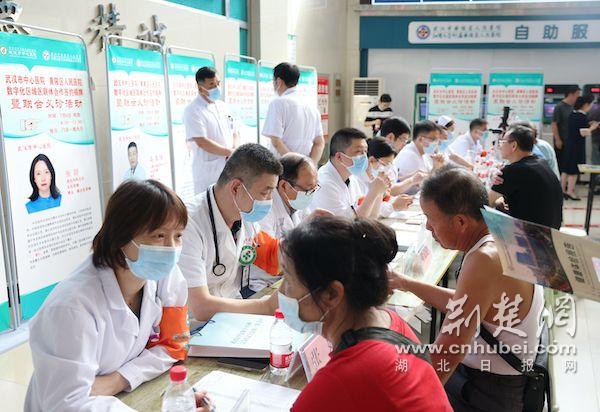 武汉首个数字化区域医疗联合体成立，武汉市中心医院“牵手”黄陂区人民医院签约揭牌