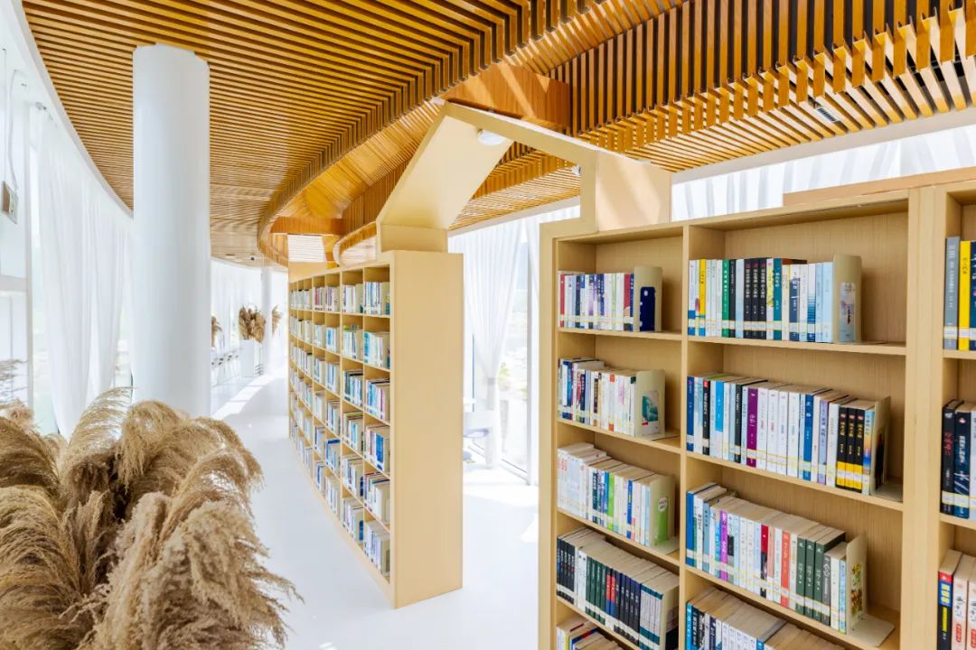 刚刚，光谷中央生态大走廊城市书房对外开放，与武汉图书馆“通借通还”