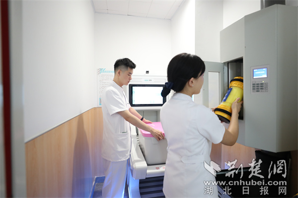 14 杨春湖院区全省首推“智慧物流”，安装了箱式物流和气动物流系统，串联起病房、手术室、医技科室、餐厅、库房等区域，实现无人配送