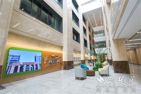 7 医街设计了文化长廊，传承弘扬中心医院百年优秀文化，打造舒适温馨的休憩空间。.jpg