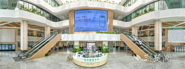 03 武汉市中心医院杨春湖院区宽敞明亮的门诊大厅.jpg