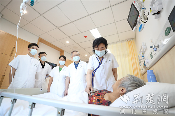 15 武汉市中心医院杨春湖院区实施高标准同质化管理、一体化运行，共享百年优质医疗资源。图为心血管内科专家团队在新院区病房查房。.