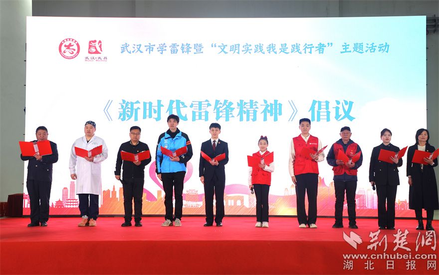 来自各行各业的10位志愿者代表发出倡议.jpg.jpg