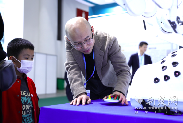 “试驾”机器人，“躺平”做理疗 武汉儿童医院携“黑科技”亮相第六届世界大健康博览会