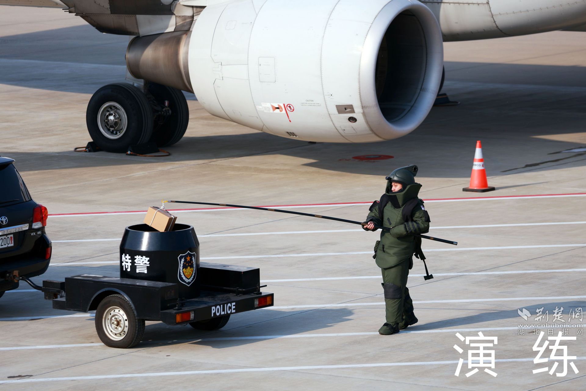 武汉天河机场举行大规模跨部门应急救援综合演练