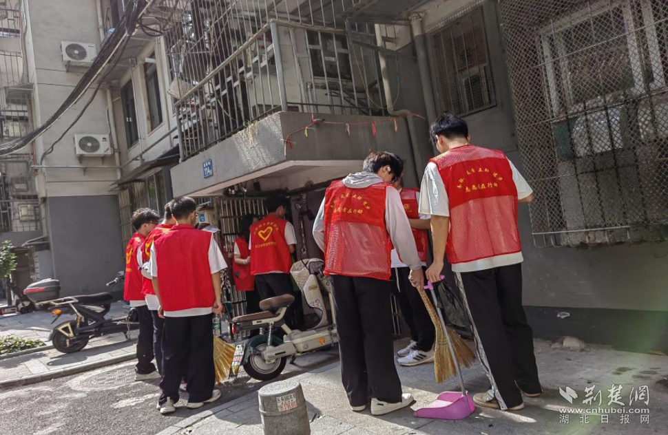 40多名年轻志愿者到达Yuanjia社区，学校和社区包