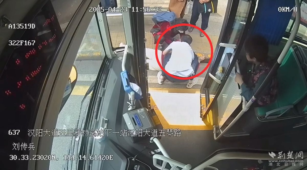 紧急驾驶员营救了堕落的乘客的公共汽车。 20天