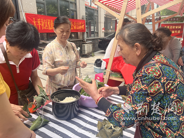 大米饺子香气中聚会的“密码”。 Taiping社区的龙