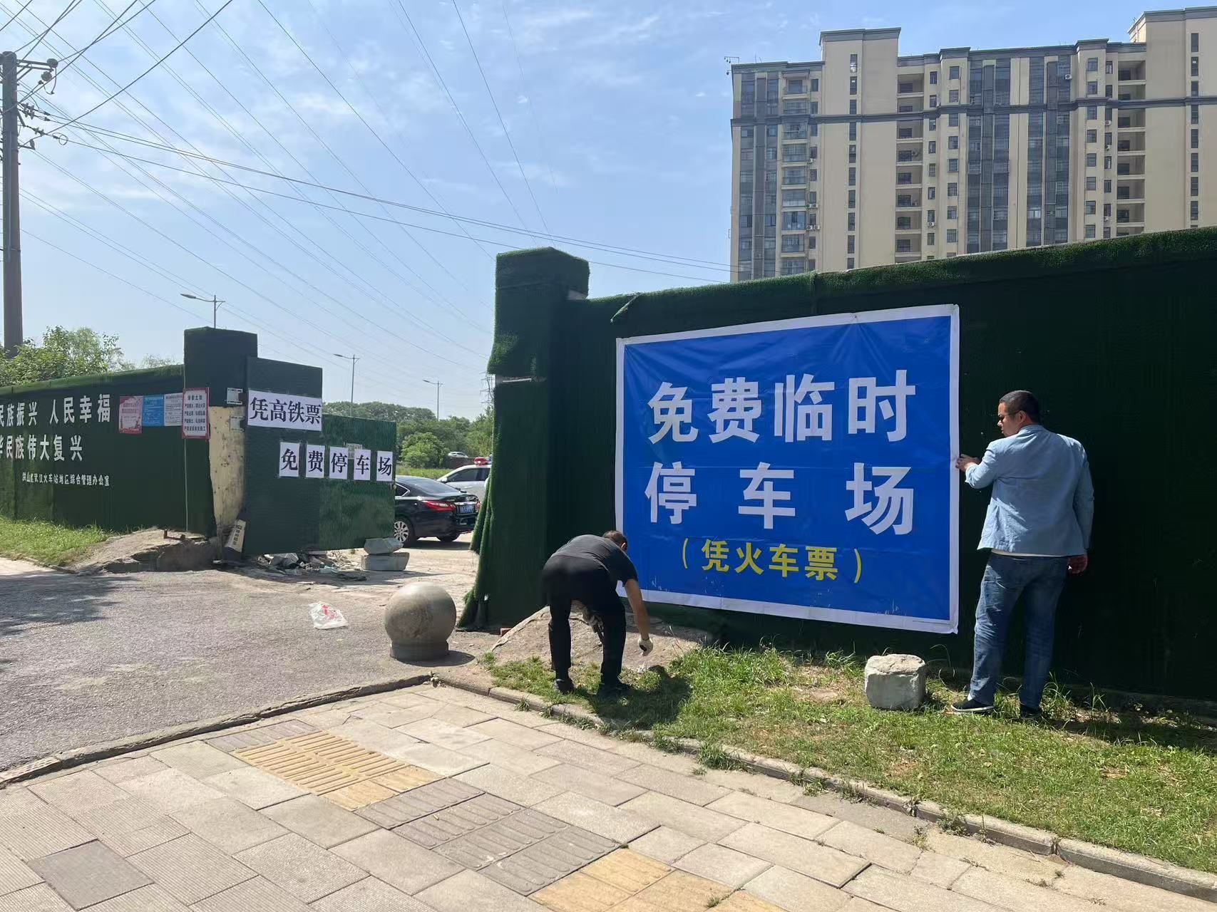 超过400个停车位。