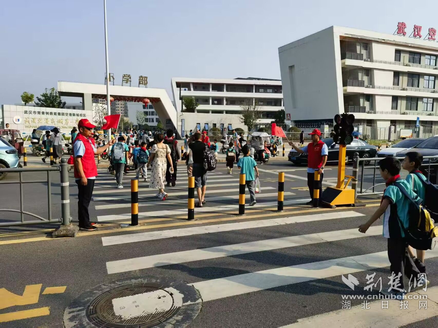 巴士志愿者尝试道路交叉的“安全安全限制”：