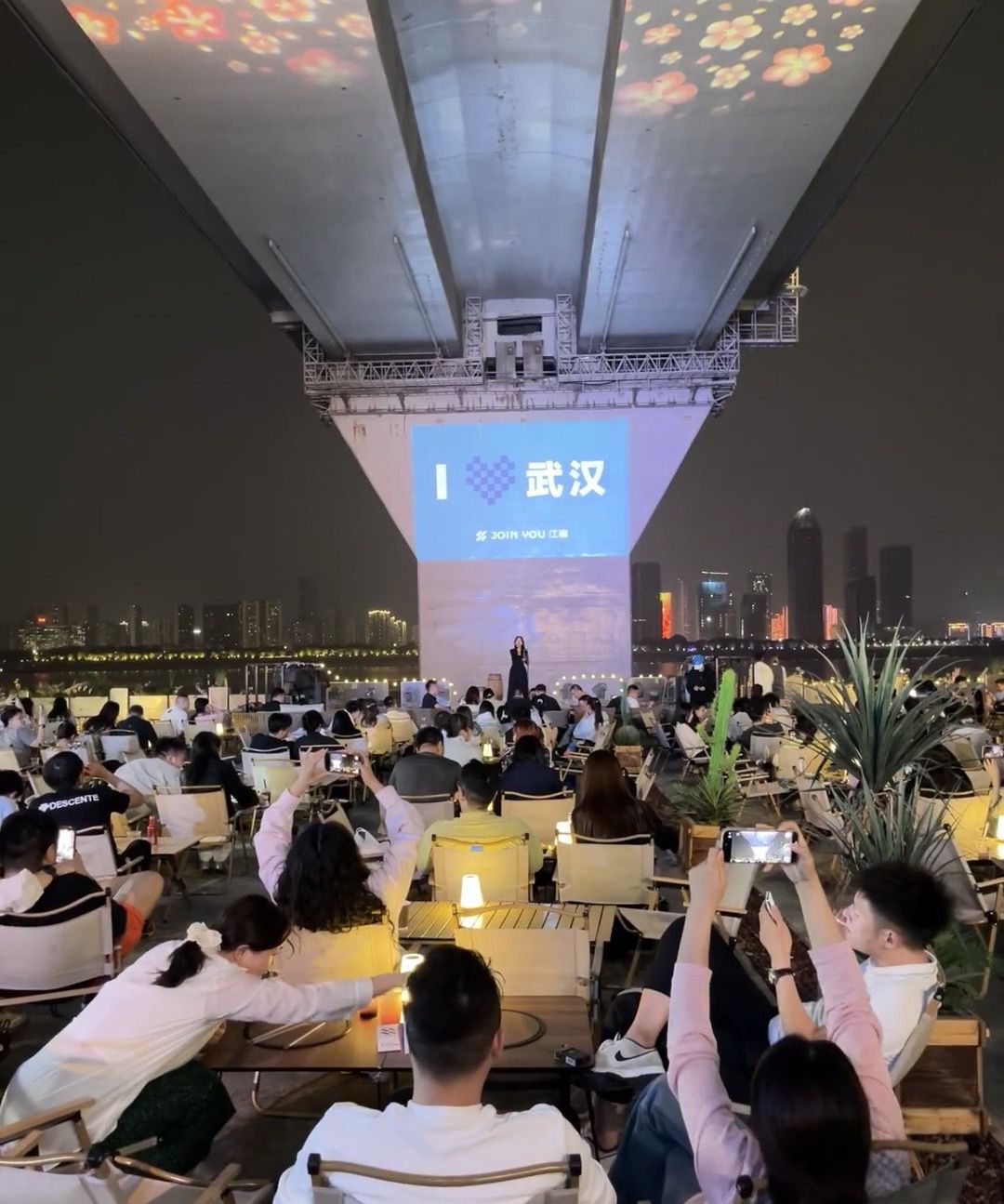 长河是“这里”