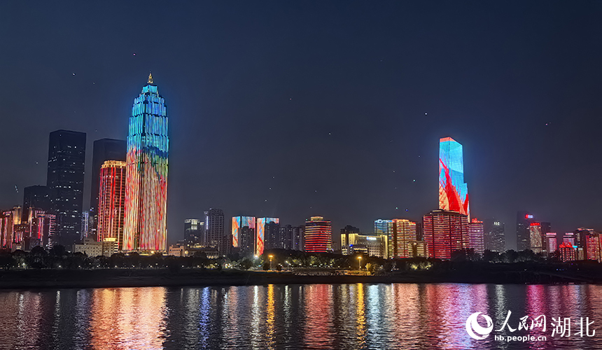 前往中国的Yangtze河“帆布” 25公里解释了Wuhan的