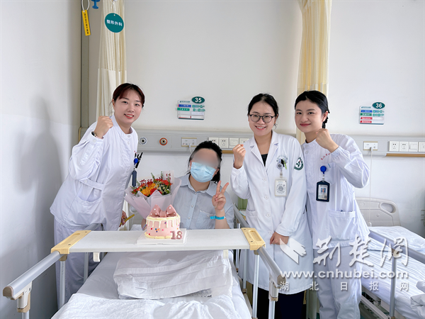 娱乐！病房中的特殊“礼物”。医务人员参加大
