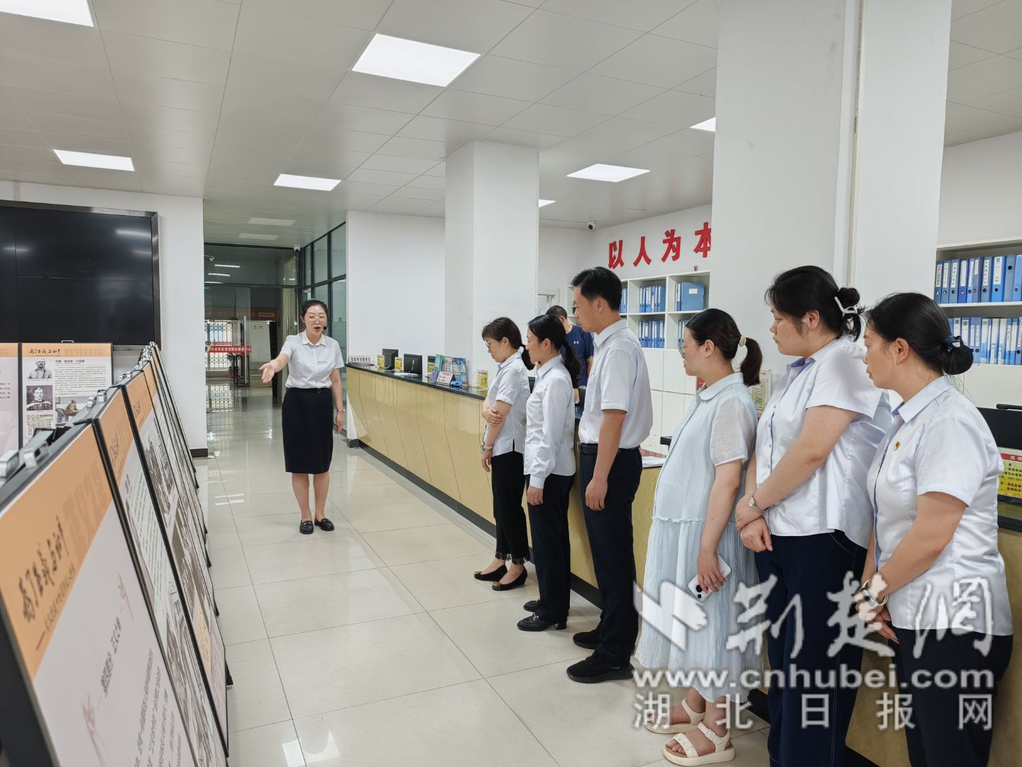 返回战斗战争和聚集和平的力量之间的友谊：国