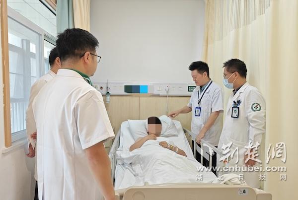 武汉23岁的男子在夜间骑车遭受了许多骨折。医生