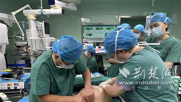 武汉市中心医院南京路院区产科专家团队为孕妇实施外倒转术.jpg