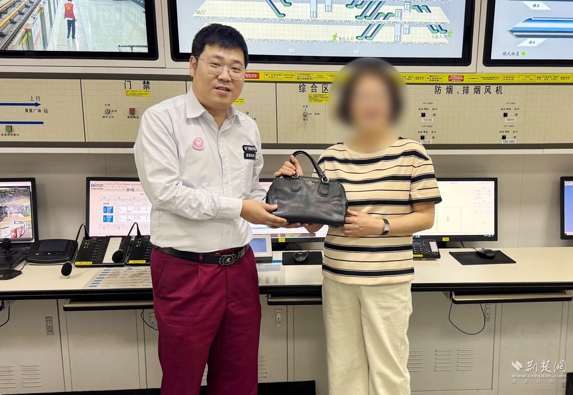 7号线裕福路站值班站长桂斯归还乘客所遗失的背包.jpg.jpg