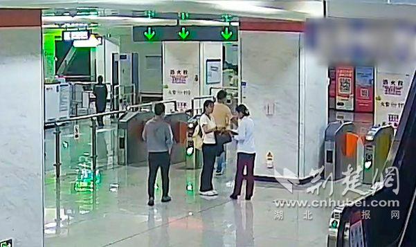 高中女生将捡拾包的背包交给工作人员.jpg.jpg