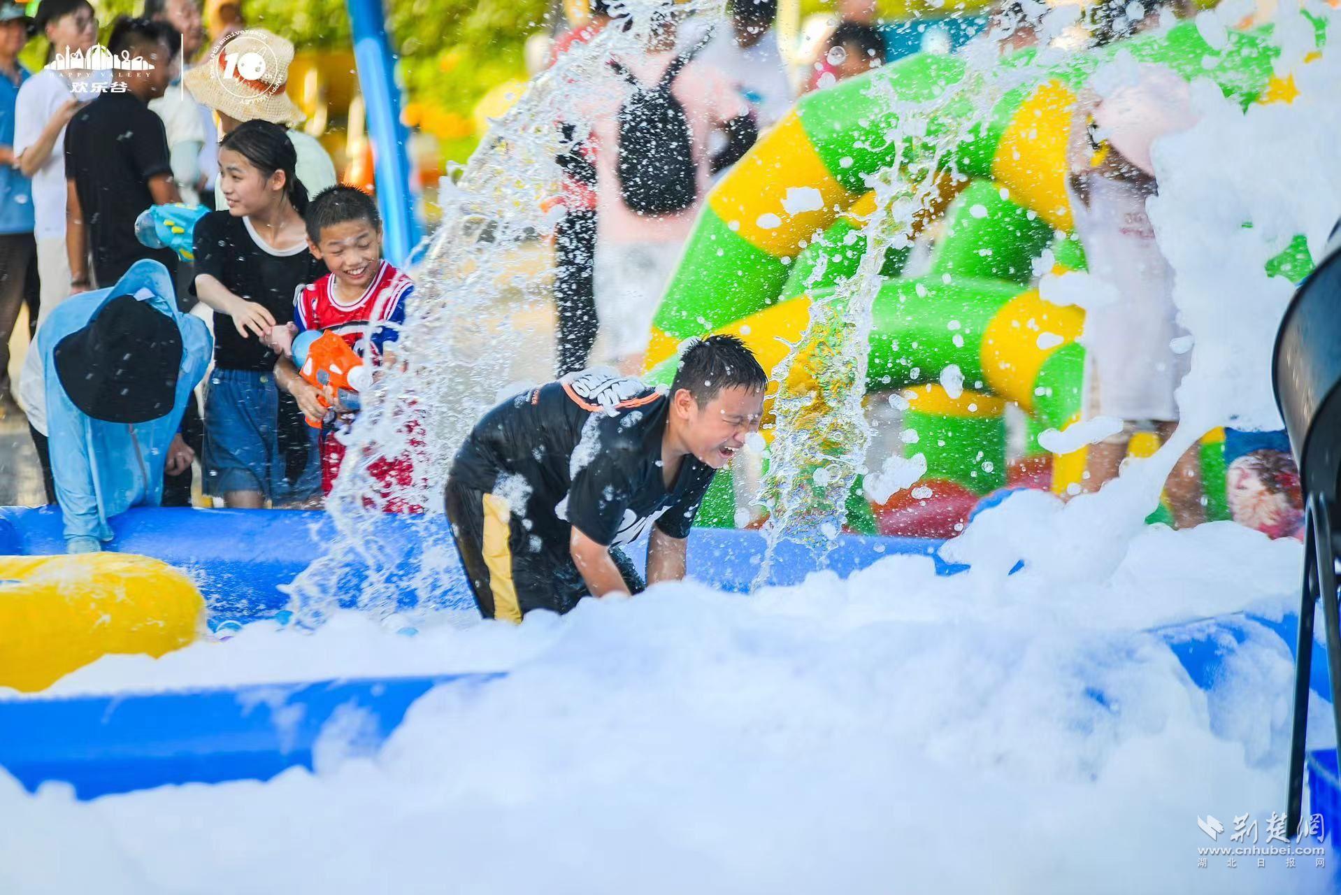 泡沫水枪大战清凉解暑水陆双园嗨翻欢乐夏日