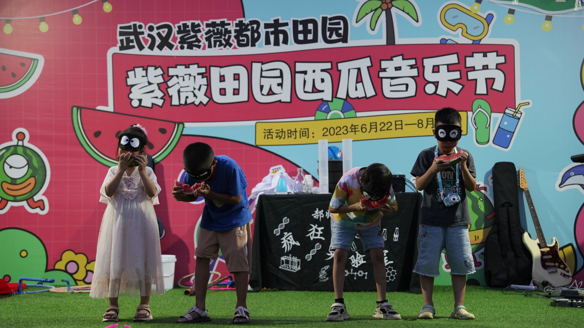 紫薇都市田园夜游西瓜音乐节(吴骏摄)入夏以来,新洲景区频频上新夜游