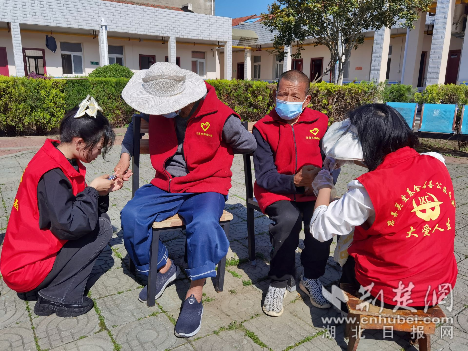 新洲区汪集街组织志愿者进福利院开展慰问活动