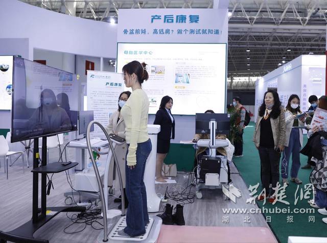 试驾机器人躺平做理疗武汉儿童医院携黑科技亮相第六届世界大健康博览