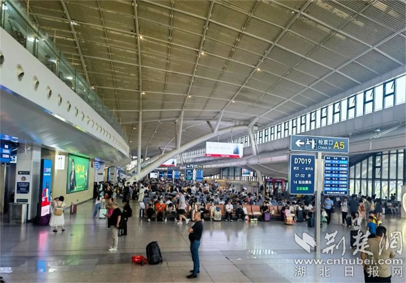 武汉站开启暑运模式 日均往返客流约21万人次