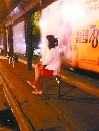 白衣女子深夜公交站台上敷面膜似女鬼